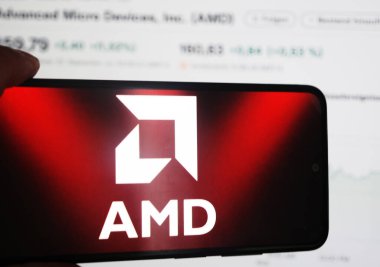 Almanya - 23 Eylül 2025: Bu resimde Gelişmiş Mikro Aygıtlar, Inc. logosu akıllı telefon ekranında gösteriliyor