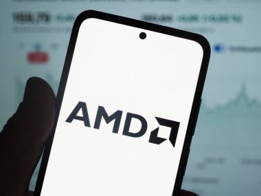 Almanya - 23 Eylül 2025: Bu resimde Gelişmiş Mikro Aygıtlar, Inc. logosu akıllı telefon ekranında gösteriliyor