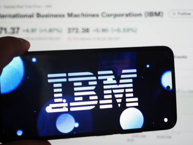 Almanya - 23 Eylül 2025: Bu resimde Uluslararası İş Makineleri Şirketi (IBM) logosu akıllı telefon ekranında gösteriliyor