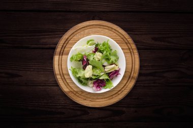 Taze salata tabağı ile karışık yeşillik