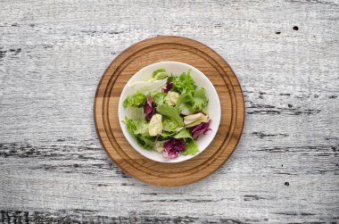 Taze salata tabağı ile karışık yeşillik