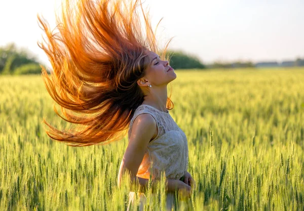 Молодая Девушка Рыжими Волосами Поле Закате — стоковое фото