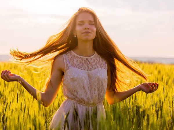 Beautiful Girl Wheat Field Flowing Hair Backlit Light Setting Sun — Stock Photo, Image