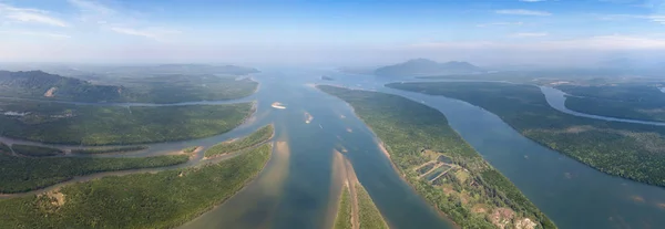 河口や海峡タイ パンガー県での空中パノラマ ビュー — ストック写真