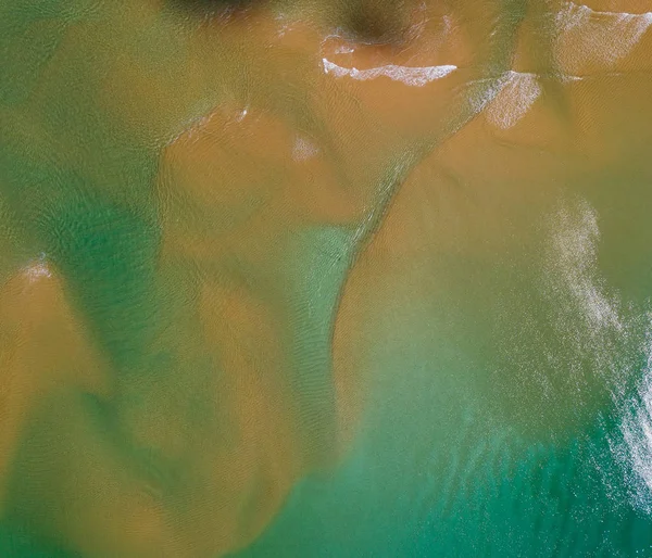 トロピカルなビーチ プーケット島 タイのターコイズ ブルーの波の空中のトップ ビュー — ストック写真