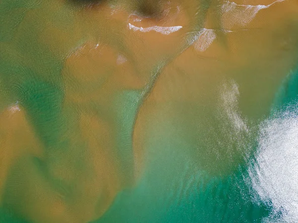 トロピカルなビーチ プーケット島 タイのターコイズ ブルーの波の空中のトップ ビュー — ストック写真