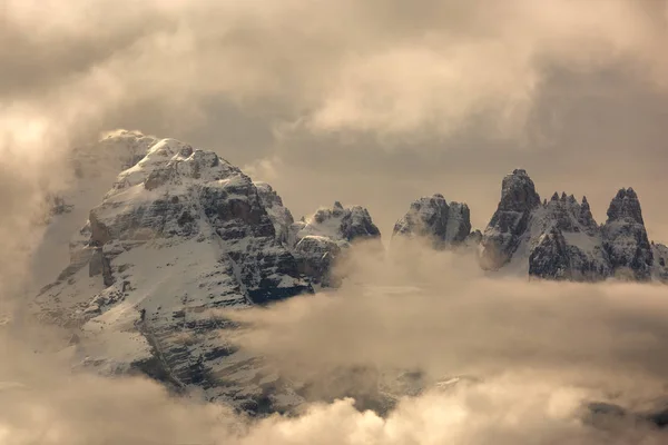 Met Sneeuw Bedekte Bergen Wolken Landschap Alpen Adamello Brenta Italië — Stockfoto