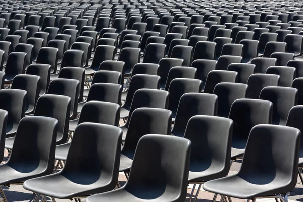 Σειρές Από Μια Κενή Μαύρη Πλαστικά Καθίσματα — Φωτογραφία Αρχείου