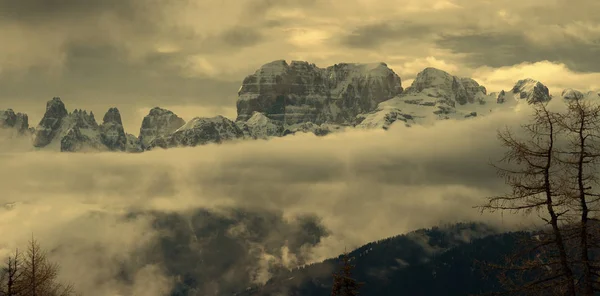 Met Sneeuw Bedekte Bergen Wolken Panorama Landschap Alpen Adamello Brenta — Stockfoto