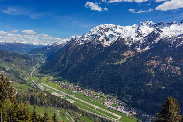 Malé Letiště Mezi Nejvyšší Hory Pokryté Sněhem Švýcarsku Jaro — Stock fotografie