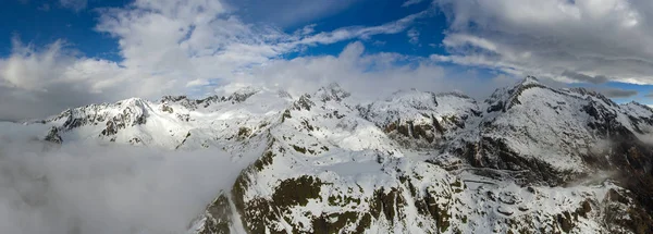 Letecké Panorama Krajina Mraky Mezi Zasněženými Horami — Stock fotografie