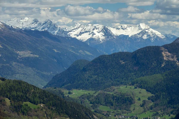 Krásný Pohled Shora Vysoké Zasněžené Hory Vesnice Švýcarsku — Stock fotografie