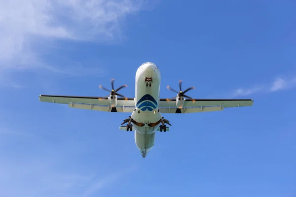 Passagerare Propeller Flygplan Himlen Före Landning — Stockfoto