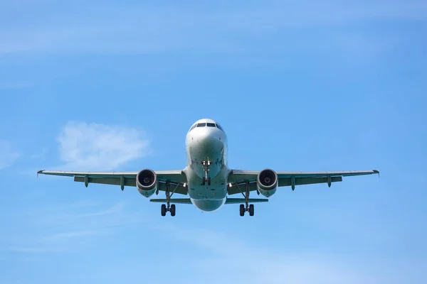 着陸前に雲の中の旅客機 — ストック写真