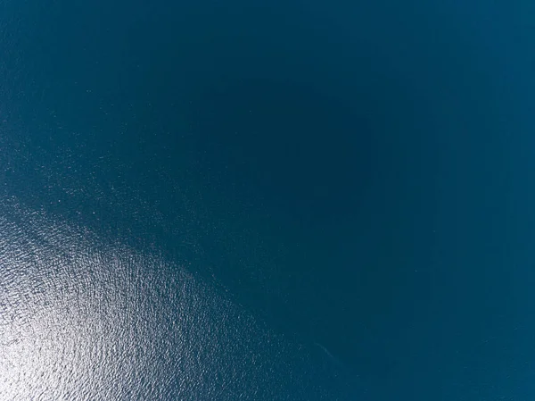 Voando Sobre Superfície Azul Água Mar Vista Aérea Superior Backgroun — Fotografia de Stock