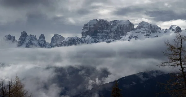 Karla Kaplı Dağlar Bulutlar Panorama Manzara Alpleri Nde Adamello Brenta — Stok fotoğraf