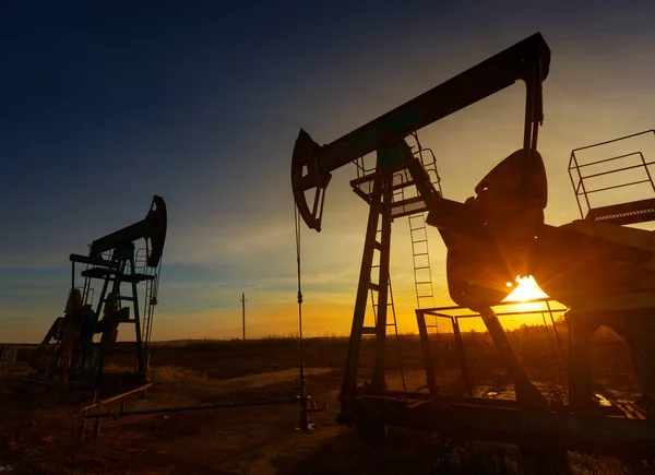 Twee Werkende Olie Pompen Silhouet Tegen Zonsondergang — Stockfoto