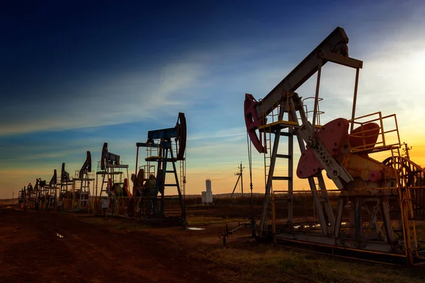 Многие Работающие Нефтяные Насосы Силуэт Против Заката — стоковое фото