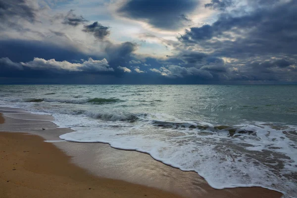 Landschaft Mit Stürmischem Himmel Über Dem Winterlichen Meer Und Sandstrand — Stockfoto