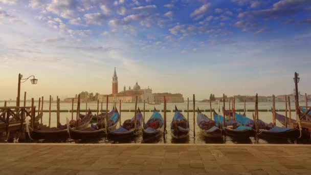 Gondels op Canal Grande in Venetië Italië — Stockvideo