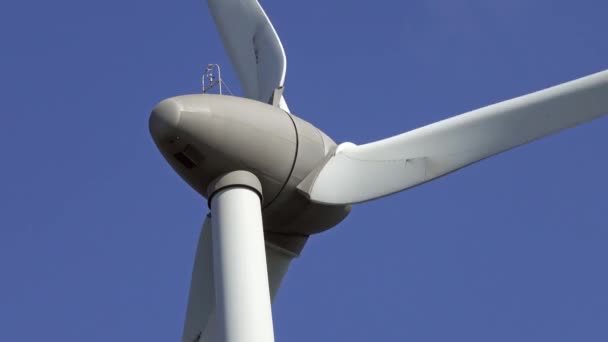 Ветряная мельница или ветряная турбина крупным планом в ротации — стоковое видео