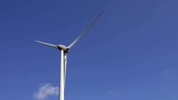 Moulin à vent ou éolienne en rotation dans un parc éolien — Video