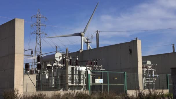 Draaiende windturbines en elektrische apparatuur — Stockvideo