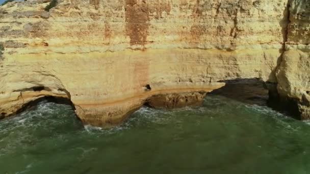 Widok z lotu ptaka na skały i fale w Algarve Portugalia — Wideo stockowe