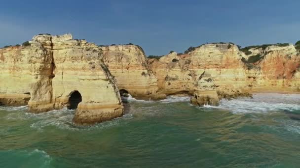 Vista aérea sobre roca y olas en Algarve Portugal — Vídeos de Stock