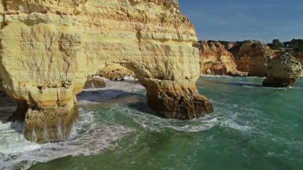 Letecký pohled na skály a vlny v Algarve Portugal — Stock video