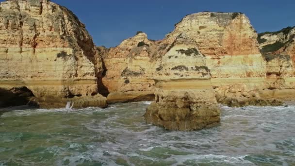 Luchtfoto op rots en golven in Algarve Portugal — Stockvideo