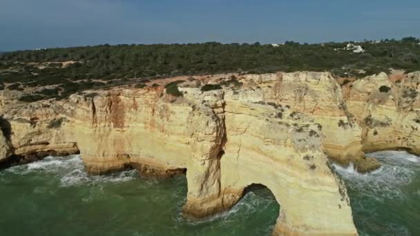 Vista aérea sobre roca y olas en Algarve Portugal — Vídeos de Stock