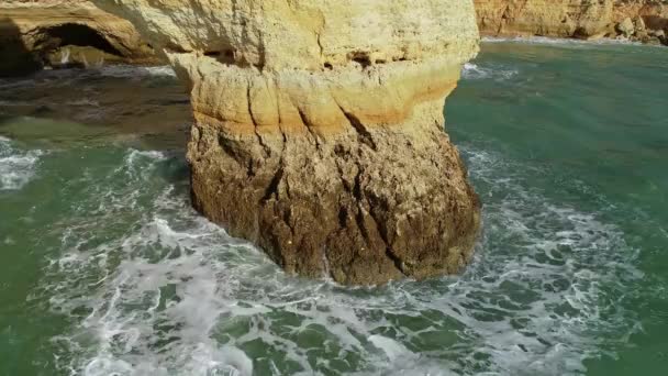 Vista aérea sobre roca y olas en Algarve Portugal — Vídeo de stock