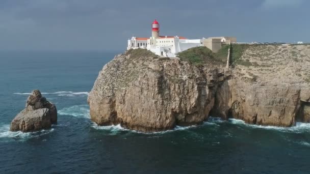 Antenne rond uitzicht op de vuurtoren in Portugal — Stockvideo