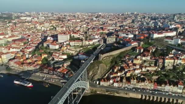 Porto tarihi bölgesinde Dom Luis Köprüsü — Stok video