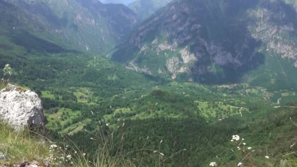 Durmitor Milli Parkı'ndaki dağlar ve kanyon — Stok video