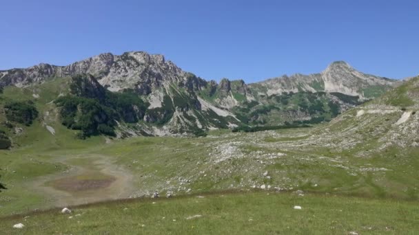 Panorama paisagem com montanhas no parque Durmitor — Vídeo de Stock