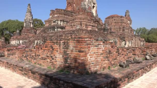 Oude tempel Wat Ratchaburana in Ayuthaya Park — Stockvideo
