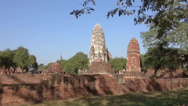 Древний храм Ват Ратчабурана в парке Аютхая — стоковое видео