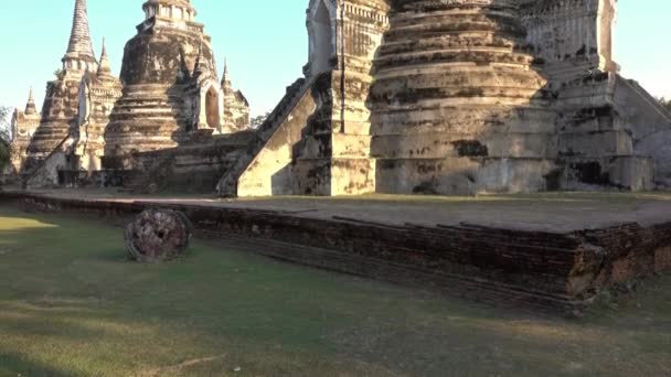 Oude tempel Wat Phra Si Sanphet in Ayuthaya — Stockvideo