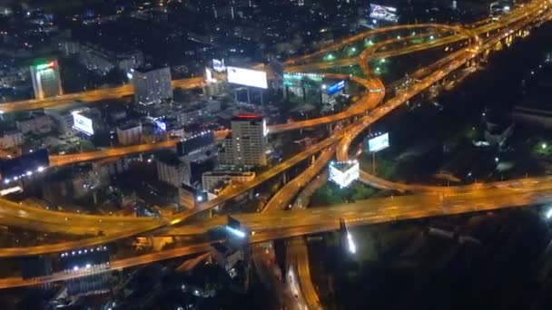 Вид с воздуха на освещенные дороги Бангкока ночью — стоковое видео
