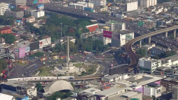 Vue de dessus sur Bangkok avec des routes et des gratte-ciel — Video