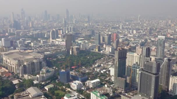 Vista dall'alto su Bangkok città wih strade e grattacieli — Video Stock