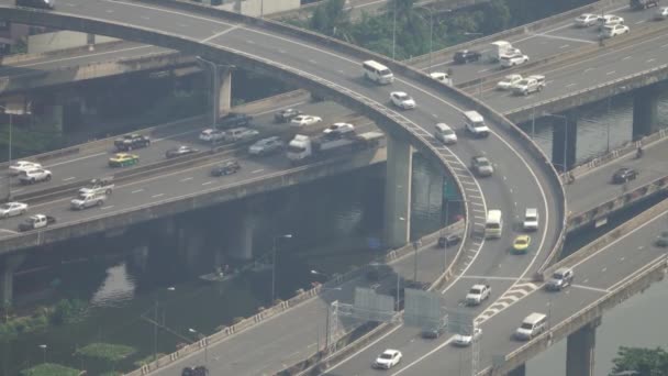 Křižovatka silničního provozu s auty v Bangkoku — Stock video