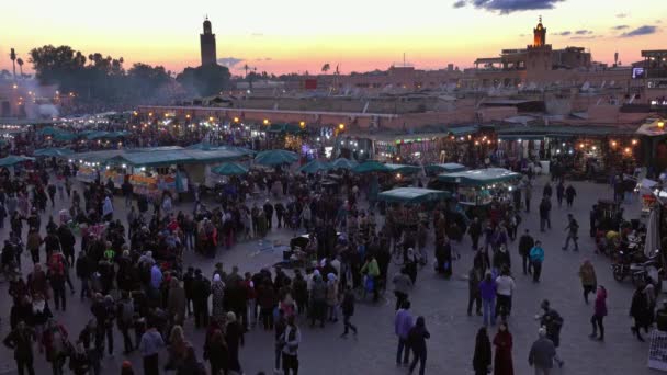 Plaza Jemaa el Fna al atardecer en Marrakech — Vídeo de stock