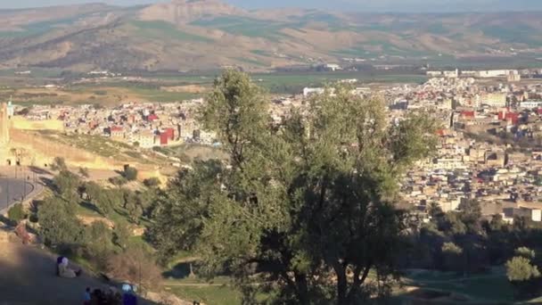 Panoramatický pohled na starou Medinu v Fes při západu slunce — Stock video