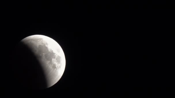 Eclipse lunar - sombra de la Tierra se arrastra sobre la Luna — Vídeo de stock