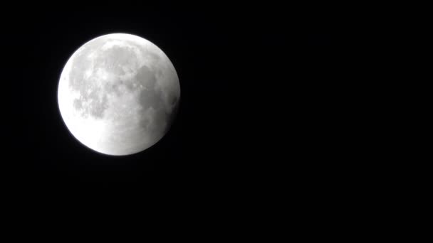 Eclipse lunar - sombra de la Tierra sale de la Luna — Vídeo de stock