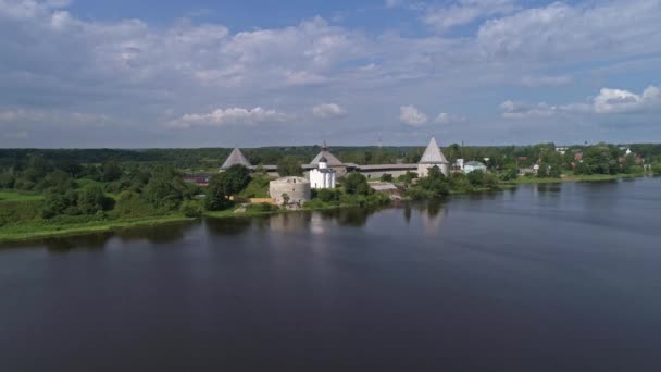 Vuelo alrededor de la fortaleza de Staraya Ladoga en Rusia — Vídeos de Stock