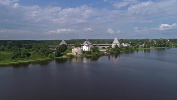 Vlucht rond het Fort Staraja Ladoga in Rusland — Stockvideo